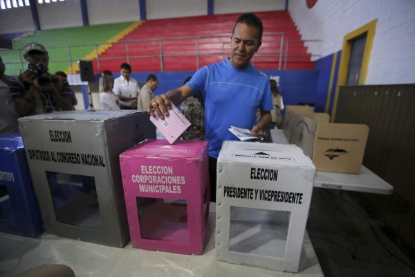 TG7001. TEGUCIGALPA (HONDURAS), 12/3/2017.- Un ciudadano hondureño ejerce el sufragio hoy, domingo 12 de marzo de 2017, en Tegucigalpa. Los hondureños celebran las elecciones primarias con la participación de los tres más grandes partidos políticos del país que tienen representación en el Parlamento, que serán previas a las generales del 26 de noviembre, y en las que el actual gobernante puede resultar escogido nuevamente. EFE/Gustavo Amador