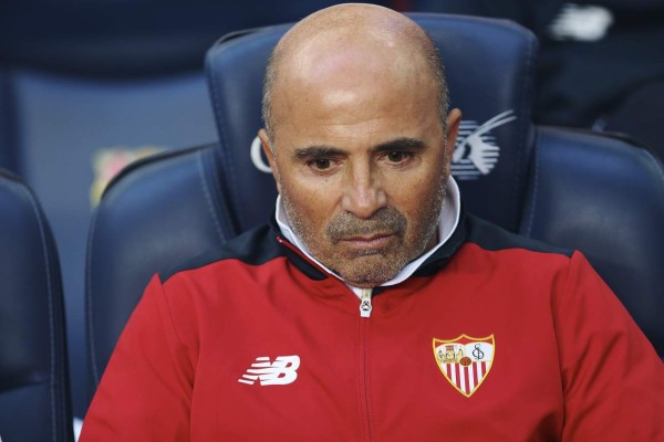GRA540. BARCELONA, 05/04/2017.- El entrenador del Sevilla, el argentino Jorge Sampaoli, durante el partido frente al FC Barcelona de la jornada trigésima de Liga en Primera División que se disputa esta noche en el Camp Nou. EFE/Alejandro García