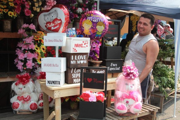 Listas las flores y regalos para mamá