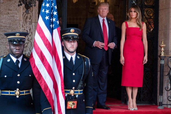 US First Lady Melania Trump (R) and US President Donald Trump (C) await the arrival of Chinese President Xi Jinping and his wife Peng Liyuan at the Mar-a-Lago estate in West Palm Beach, Florida, on April 6, 2017. / AFP PHOTO / JIM WATSON