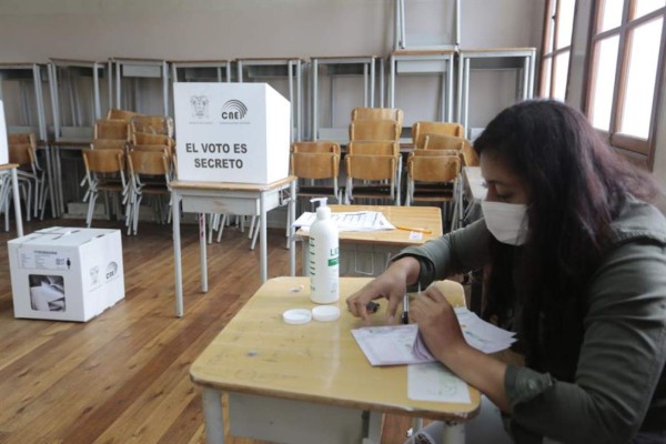 Se reduce diferencia entre Lasso y Arauz con 91.8% de votos escrutados en Ecuador