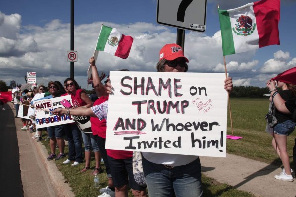 Trump alardea que ganará el voto hispano y femenino