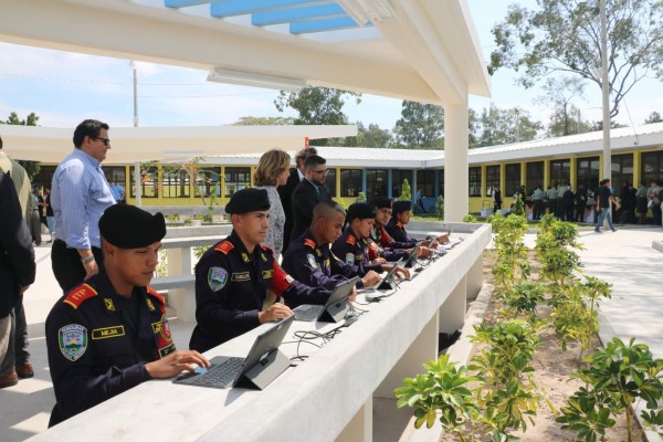 Inauguran juegos deportivos con ocho academias de policía
