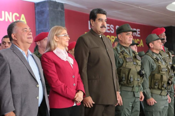 Maduro pide a venezolanos postergar viajes a EEUU por tiroteos