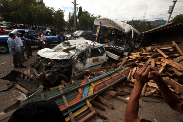 Camión sin frenos choca con bus, taxi y pick up: 5 heridos