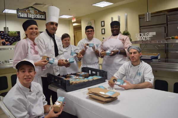 Jóvenes autistas se ganan la vida en una cocina de Miami