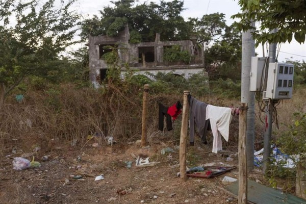 Ropa tendida cerca una deteriorada villa en el pueblo de Kep, al sur de Camboya, donde muchos camboyanos pobres viven entre las estructuras de lujosas villas abandonadas tras el régimen genocida del Jemer Rojo. EFE