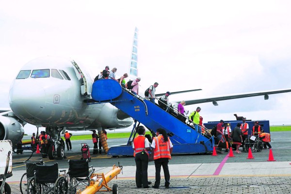 Aplican ajuste a servicios migratorios en aeropuertos