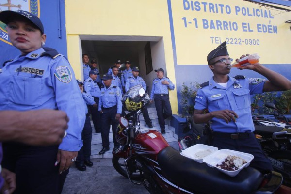 Policías protestan porque ahora trabajarán tres turnos