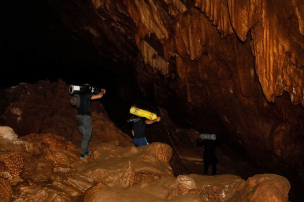 Expertos extranjeros se suman al rescate de niños en cueva de Tailandia
