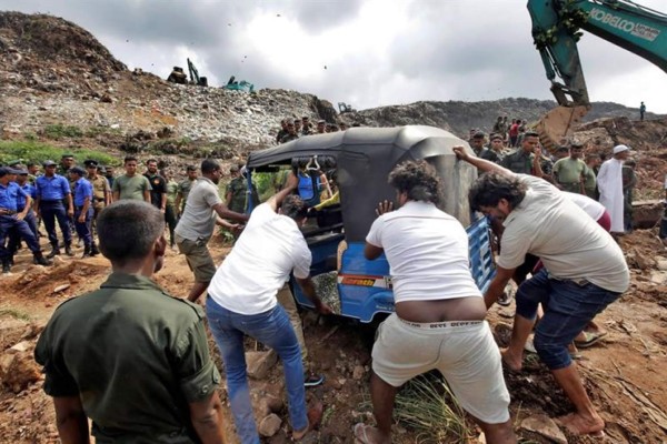 Al menos 16 personas mueren sepultadas por toneladas de basura en Sri Lanka