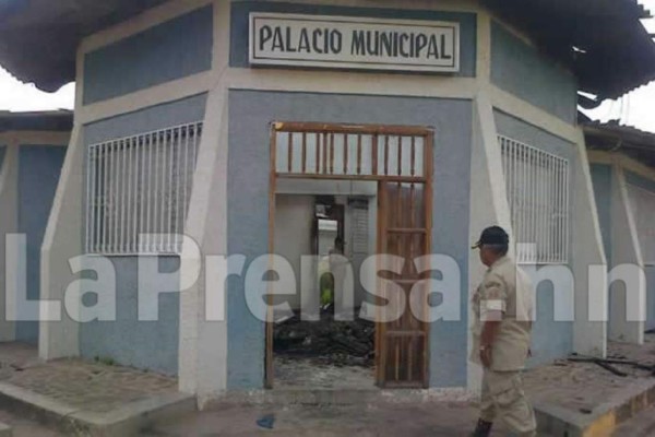 Vecinos de alcaldía de San Luis apagaron incendio con cubetas de agua