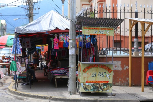 Recuperan aceras de la catedral que estaban en poder de los vendedores
