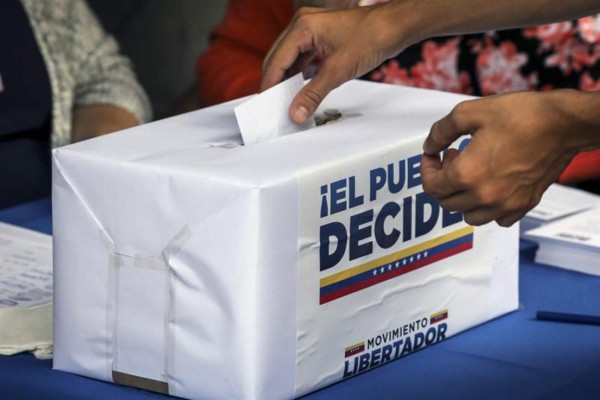 La oposición venezolana afirma que la participación en el plebiscito supera lo esperado