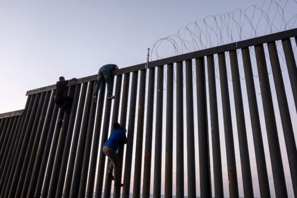 Trump presume alambrado en frontera para frenar a migrantes