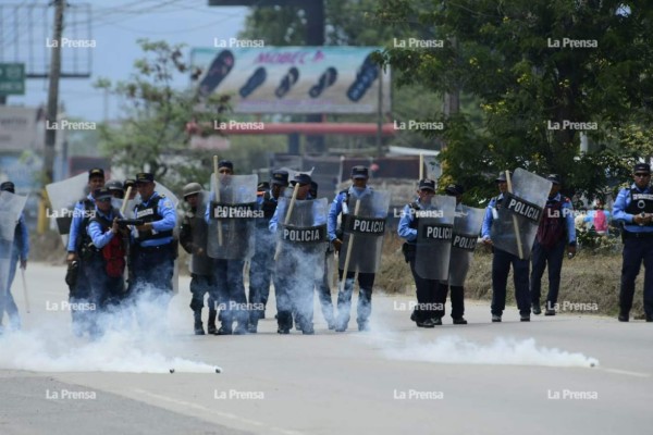 Honduras: Quema de llantas, bombas lacrimógenas y desalojos en jornada de protestas