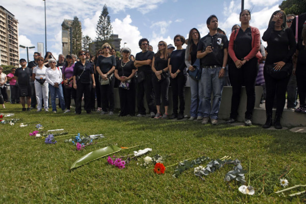 Con flores como ofrenda, venezolanos recuerdan a víctimas de la violencia