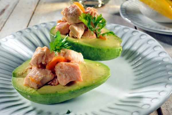 Aguacate relleno de lomo de atún en escabeche