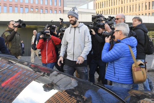 Piqué es multado con 48, 000 euros por conducir sin licencia válida