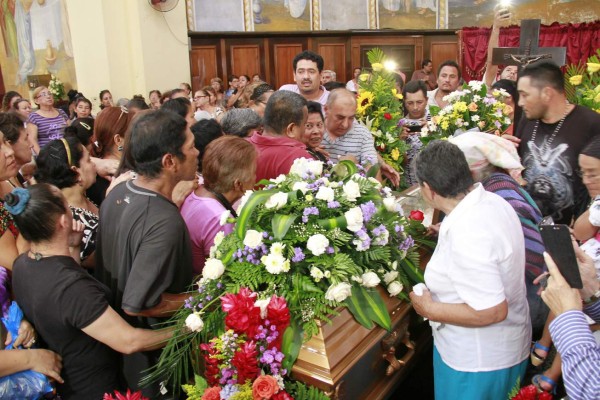 Sampedranos muestran su cariño al padre Saturnino