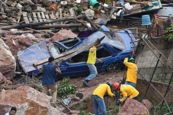 Gigantescas piedras caen de cerro y aplastan un vehículo en Tegucigalpa