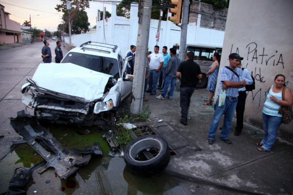 Chocan camioneta y rapidito: ocho heridos