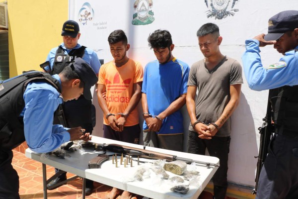 Caen tres supuestos pandilleros con fusil y droga en El Progreso