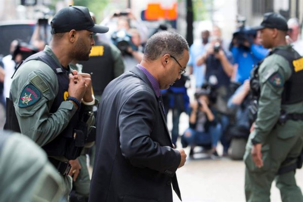 Exculpan de cargos a policía acusado por muerte de joven negro en EUA