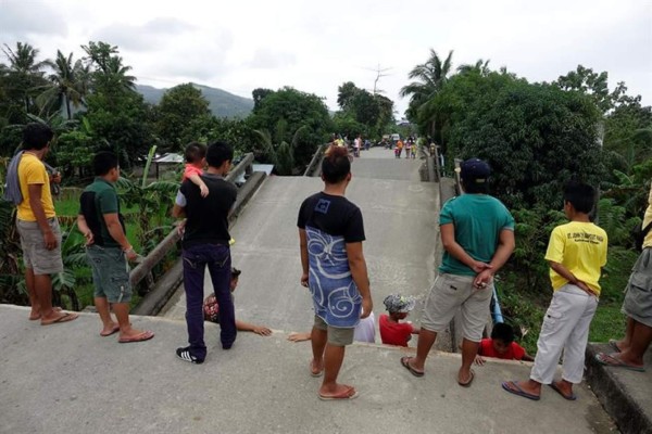 Seis muertos y más de 100 heridos en un terremoto al sur de Filipinas