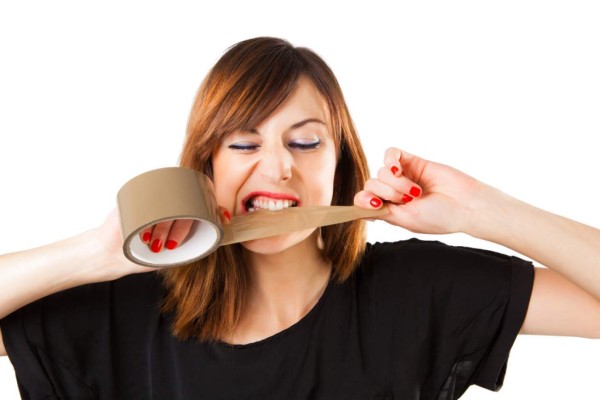 10 malos hábitos que dañan sus dientes