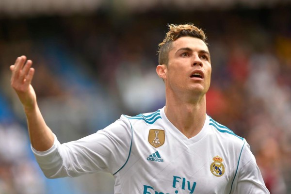 Real Madrid's Portuguese forward Cristiano Ronaldo celebrates after scoring a goal during the Spanish league football match between Eibar and Real Madrid at the Ipurua stadium in Eibar on March 10, 2018. / AFP PHOTO / ANDER GILLENEA