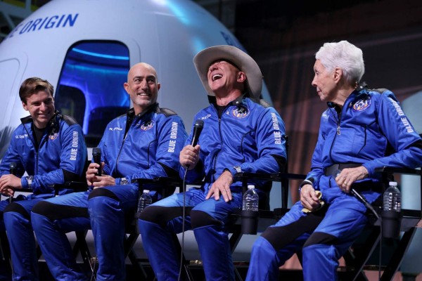 'Ustedes pagaron esto': Bezos agradece a empleados y clientes de Amazon por hacer posible su viaje al espacio