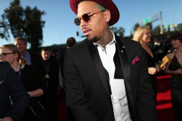 Chris Brown, expulsado de un jet privado por fumar marihuana