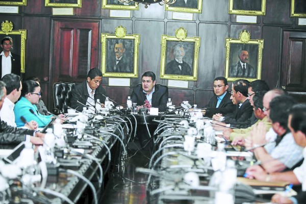 Presidente de Honduras evalúa a sus ministros