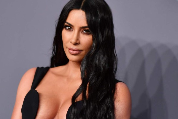 Trabajadores latinos demandan a Kim Kardashian por violar las leyes laborales