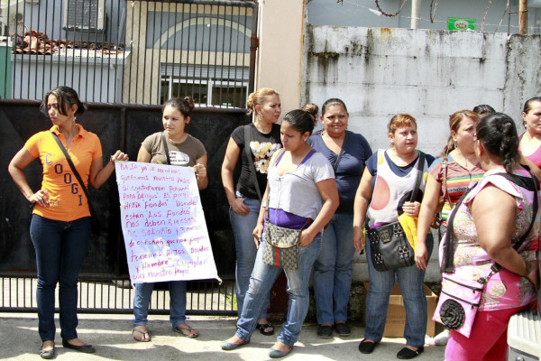 Se toman centro de salud y exigen pago