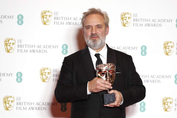 British director Sam Mendes poses with the award for a Director for his work on the film '1917' at the BAFTA British Academy Film Awards at the Royal Albert Hall in London on February 2, 2020. (Photo by Adrian DENNIS / AFP)