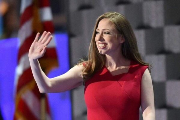 Chelsea Clinton protesta contra veto migratorio de Trump