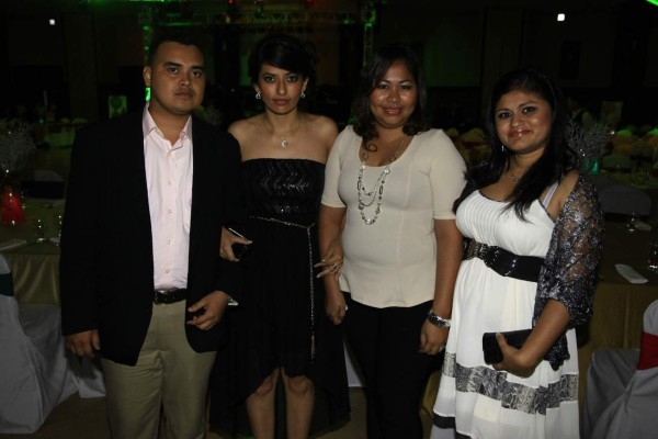 Grupo Elektra festeja su gran noche navideña