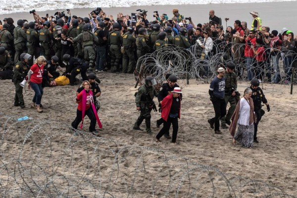 Detienen a religiosos pro inmigración en la frontera de San Diego