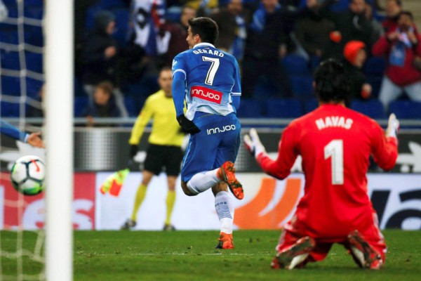 GRAF1183. CORNELLÁ (BARCELONA), 27/02/2018.- El delantero del RCD Espanyol Gerard Moreno (i) celebra su gol ante el Real Madrid, único del partido, durante el encuentro de la vigésimo sexta jornada de Liga en Primera División que se disputa esta tarde en el RCDE Stadium. EFE/Enric Fontcuberta.