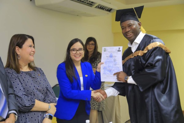 Osman Chávez se gradúa del colegio y ahora sueña con ser abogado  