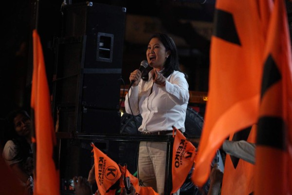 LIM01 LIMA (PERÚ), 05/06/2016.- La candidata presidencial por el partido Fuerza Popular, Keiko Fujimori, habla a sus seguidores hoy, 5 de junio de 2016, en Lima. Fujimori pidió hoy 'prudencia' a sus seguidores, aunque dijo que está 'optimista' ante el resultado de la segunda vuelta presidencial que se celebró este domingo en Perú. EFE/Sebastian Castañeda