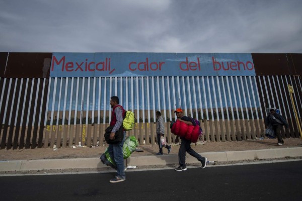 Caravana migrante parte de Mexicali hacia Tijuana con el sueño de cruzar a EEUU