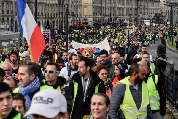 Decenas de miles de 'chalecos amarillos' manifiestan en Francia sin incidentes mayores