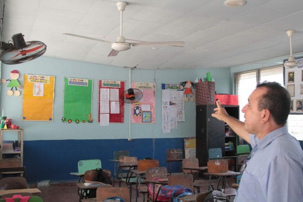 Niños de la escuela Lila Luz en riesgo por techo dañado