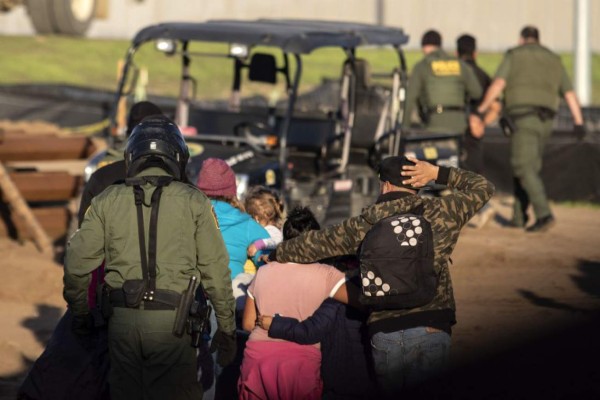 Madre hondureña gaseada en frontera logra entrar a EEUU