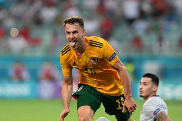 Wales' midfielder Aaron Ramsey (L) celebrates after scoring the opening goal during the UEFA EURO 2020 Group A football match between Turkey and Wales at the Olympic Stadium in Baku on June 16, 2021. (Photo by OZAN KOSE / POOL / AFP)