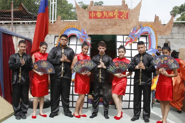 Jóvenes hondureños exaltan la cultura internacional