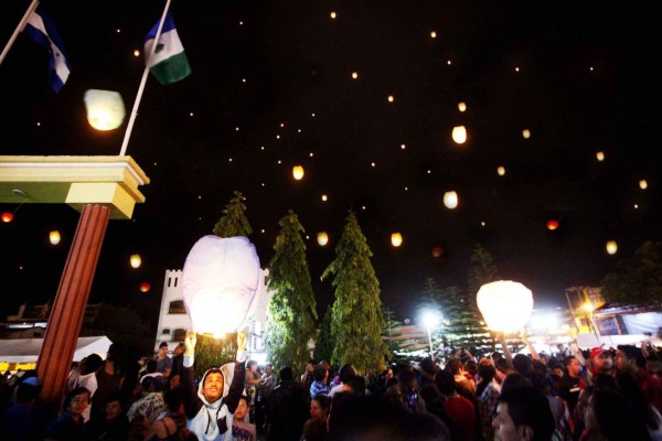 Más de 1,500 linternas flotantes iluminaron el cielo en Siguatepeque